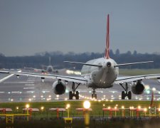 Самолет снесло ураганом: жуткое ЧП в столичном аэропорту попало на видео