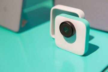 Google відмовилася від розумної камери Clips з нейромережею: кладовище сервісів поповнюється
