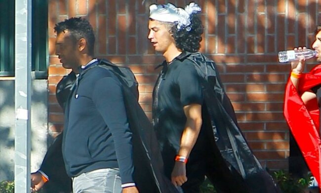 Роналду забрал сына из школы в маске вампира (фото)