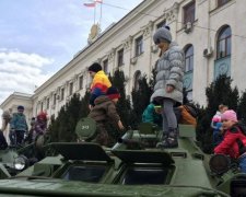 Без чарки не обійтися: військове свято окупантів в Криму порвало мережу