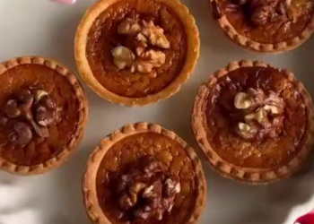 Швидкі горішки зі згущеним молоком в тарталетках, кадр з відео