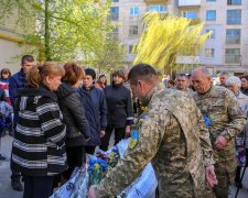 Орал про "русский мир" на похоронах героя АТО: скандального мэра заставили публично извиняться, видео