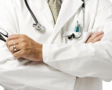 "Оборотни" в халатах: мужчина скончался на лестнице больницы