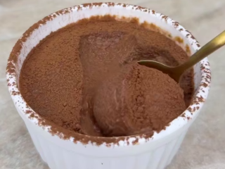 Шоколадный десерт из хурмы, кадр из видео