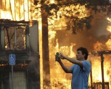 Грали у футбол дітьми: чудо-порятунок з пожежі потрапив на відео