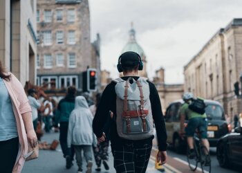 Латвия сокращает помощь украинским беженцам: какие льготы отменят