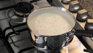 Грецька запіканка з м'ясом та соусом бешамель: фото скрін Ютуб