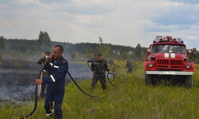 Рятувальники другу добу гасять пожежу у Чорнобильській зоні (фото)