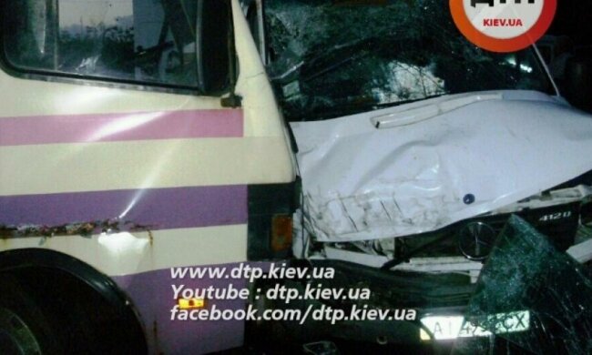 На Київщині "Мерседес" протаранив автобус
