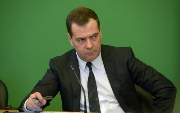 Пока Медведев воровал миллионы, у него из-под носа крали ручки