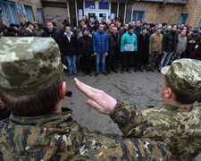 У Харкові влаштували полювання на призовників, скандальний момент потрапив на камеру: "Засіли в кущах і..."