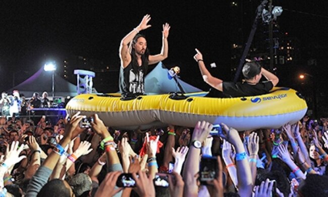 Американський діджей зламав шию фанатці