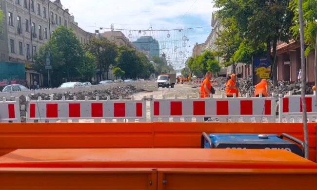 Ремонт бруківки в столиці. Фото скріншот з Youtube