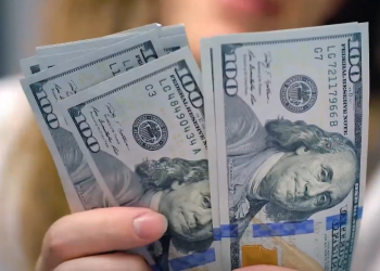 Доллары. Фото: скрин youtube