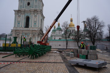 Новорічна локація на Софійській площі - монтаж конструкцій