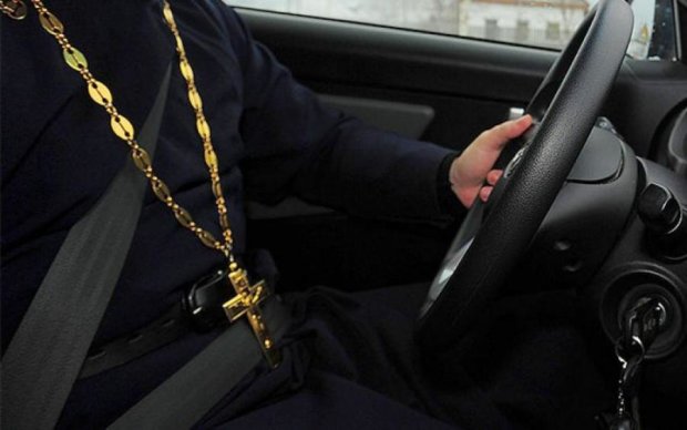 Бог не завадив п'яному українському священику влаштувати пекло на дорозі: відео 