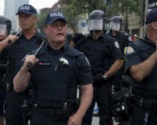 Туристичний автобус влетів у натовп: опубліковані кадри