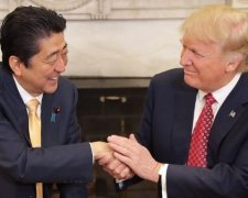 Трамп не міг відірватися від руки японського прем'єра