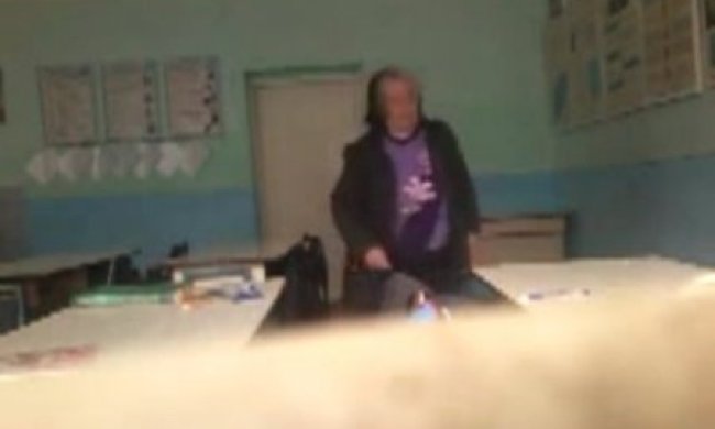  Закарпатские школьники сняли, как учительница шарит в  их  вещах