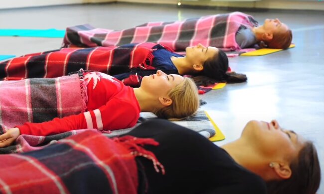 Групова медитація, скріншот: Youtube