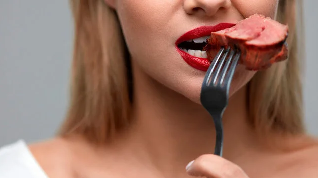 Девушка ест диетическое мясо