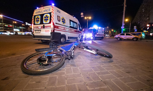 Київські велошумахери ледь не втратили життя через таксі: кадри моторошної аварії