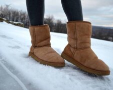 Чоботи, ноги, сніг