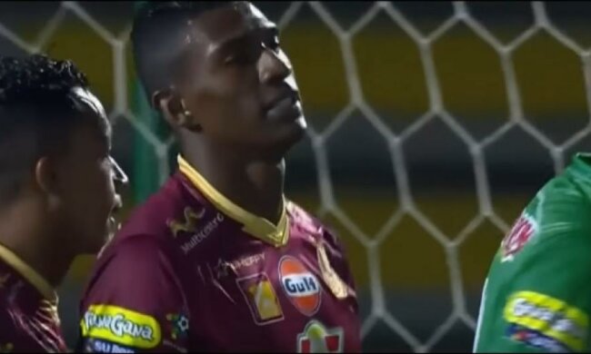 Перепутал свои ворота с чужими: видео эффектного автогола