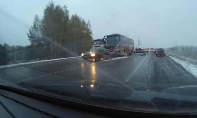 Українська блогерша розбилася на засніженій трасі: фото