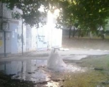 У Харкові поряд з електрощитовою б'є фонтаном вода (фото)