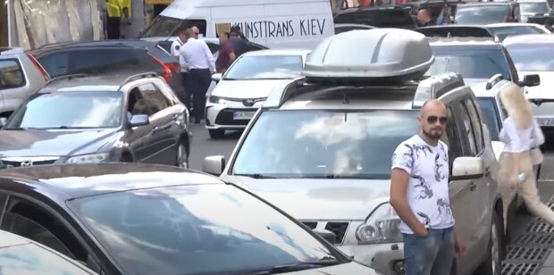 В Киеве активизировались "черные парковщики", скриншот