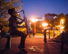 На розігріві у Iron Maiden: вуличний музикант вразив виконанням хітів на саксофоні