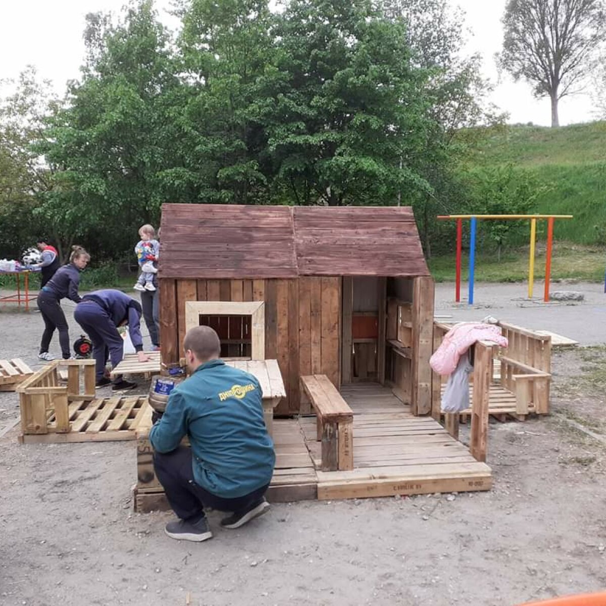 В Днепре родители самостоятельно построили детскую площадку из деревянных  поддонов - ЗНАЙ ЮА