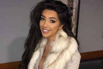 Ничего не забыла? Хлоя Кхан натянула пальто на голое тело