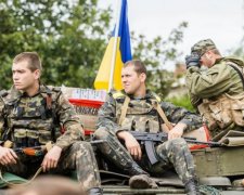 Под огнем террористов: украинские воины уничтожили флаг оккупанта