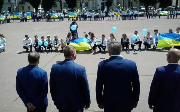  Украинский  министр поставил школьников на колени, - блогер