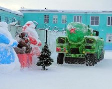 Российские зеки слепили из льда ракетный комплекс (фото)