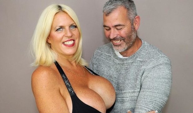 Сексі-бабця: 50-річна британка збільшила груди і зменшила талію