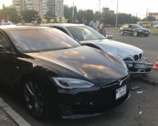 В Одесі босий підліток на "євроблясі" влетів у Tesla