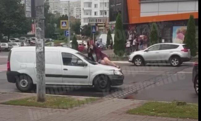 В Киеве водитель покатал барышню на капоте, очевидцы обомлели: "Такси?"