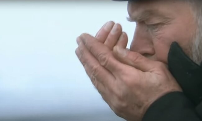 Чоловік п'є воду, скріншот: Youtube