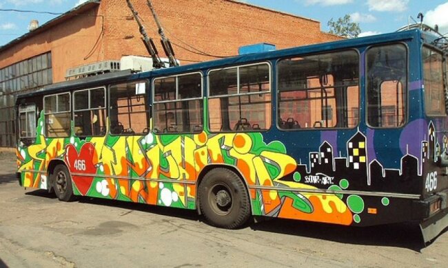 У Чернігові з'явився автобус з молодіжним графіті (фото)