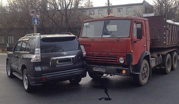 Грузовик протаранил внедорожник Toyota Land Cruiser в Одесской области (фото)