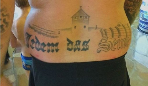Німецького політика судять за нацистське татуювання