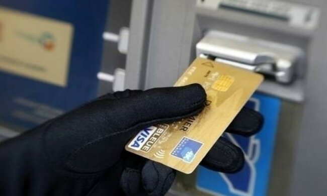 Знімати гроші у вуличних банкоматах стало небезпечніше