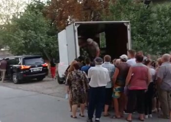 Рожков приїхав на Lexus за 3 млн роздавати виборцям кавун, фото: Сергій Нікітенко