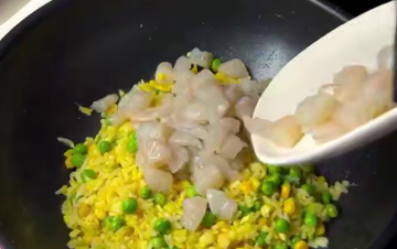 Смажений рис з креветками, кадр з аїдео.