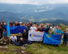 Двісті львів'ян підкорили найвищу точку Галичини - втомлені і щасливі, прапор в руці