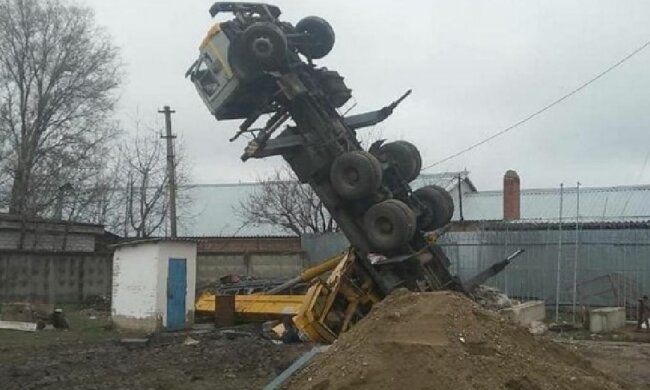 Автокран впав на робітника, скріншот: YouTube