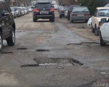 Під Дніпром "відремонтовали" трасу: яма на ямі, одна поїздка - і ти без коліс